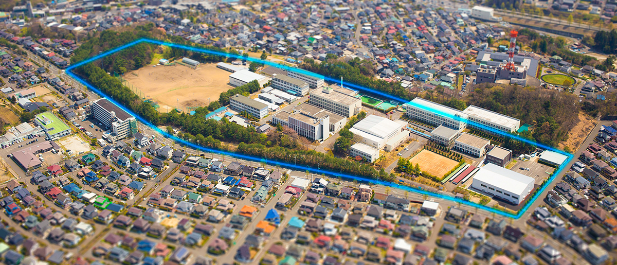 東北生活文化大学高等学校と周囲の空撮写真を紹介しています