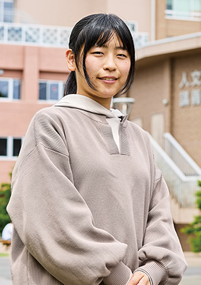 当校卒業生 友部 妃奈乃さんの写真を紹介