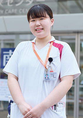 当校卒業生 小幡 春花さんの写真を紹介