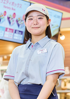 当校卒業生 木村 里咲さんの写真を紹介