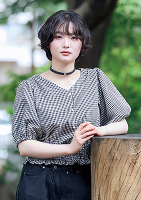 当校卒業生 滝田 埜乃花さんの写真を紹介